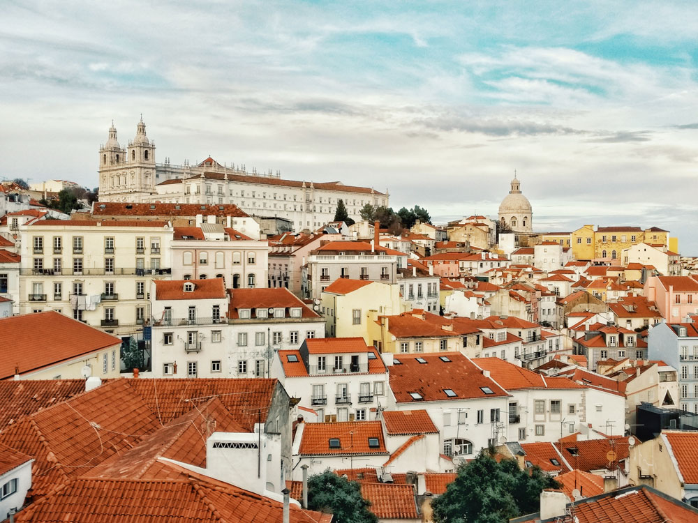 (Giá nhà châu Âu) (Thị thực Vàng Bồ Đào Nha) (Góc nhìn từ trên cao của Alfama, Lisbon)
