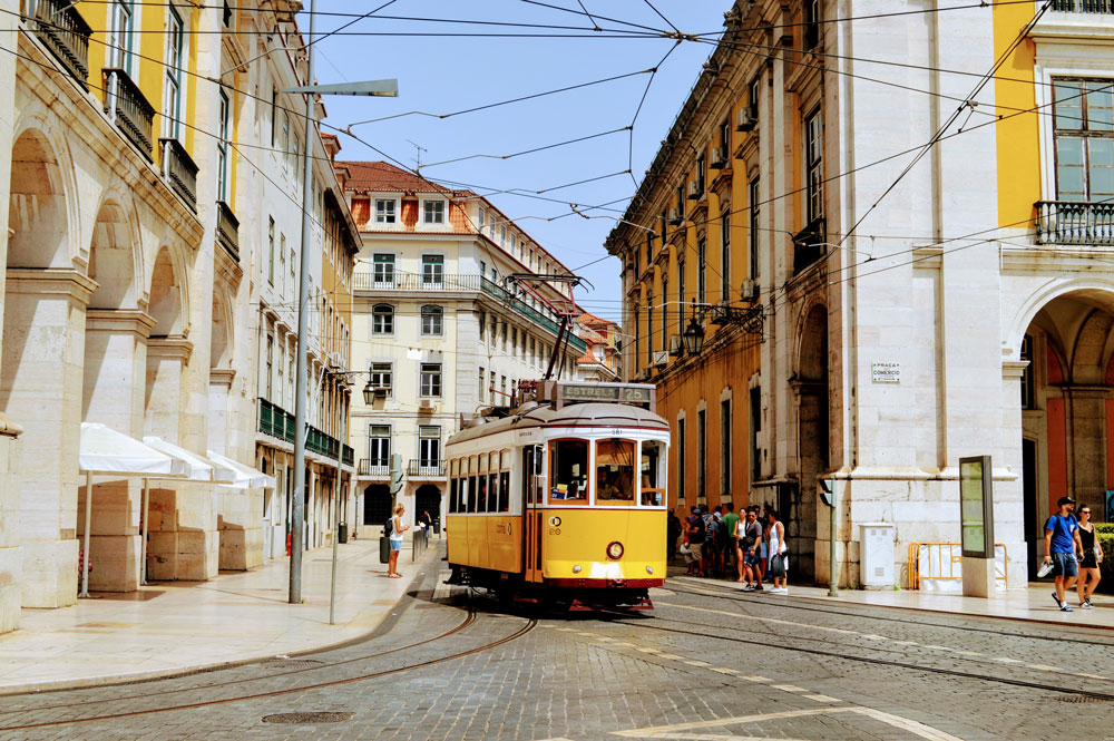 (Golden Visa) (Thị thực Vàng Bồ Đào Nha) (Xe điện chạy trên đường phố Lisbon)